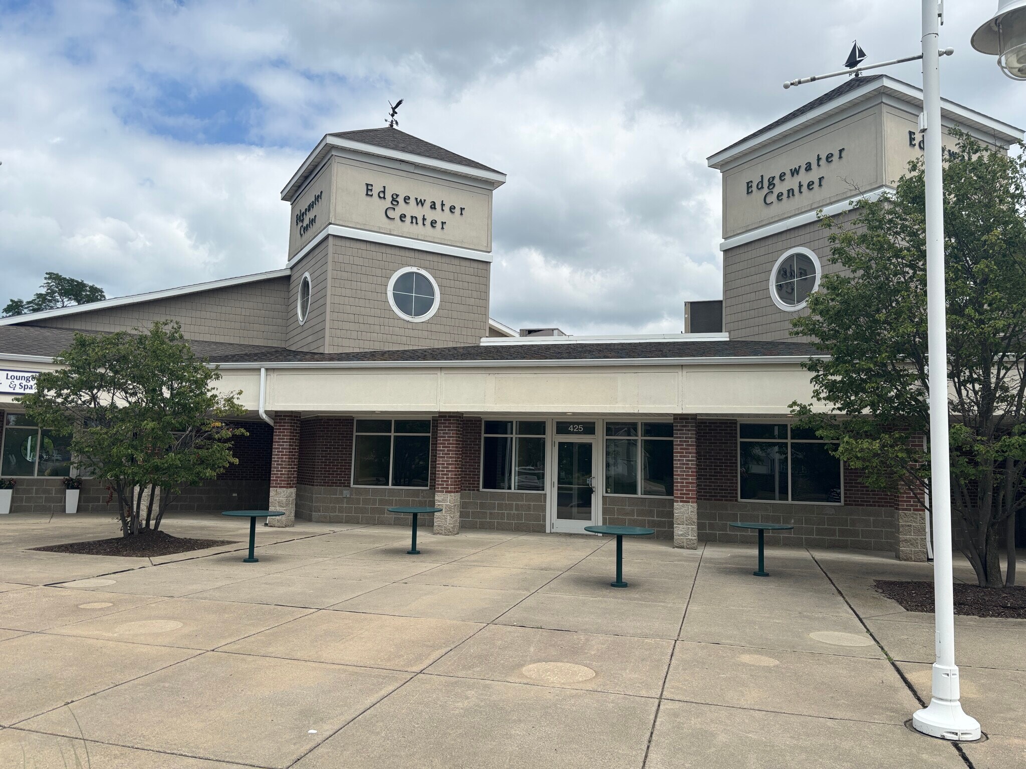 431-445 Upton Dr, Saint Joseph, MI à vendre Photo de l’immeuble– Image 1 sur 11