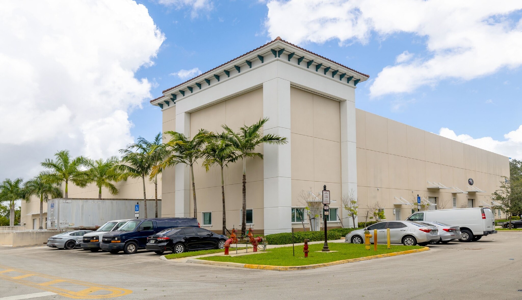 7429 Riviera Blvd, Miramar, FL à louer Photo de l’immeuble– Image 1 sur 4