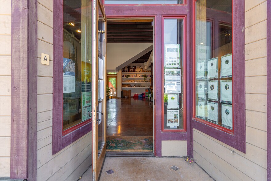 10075 W River St, Truckee, CA à louer - Photo de l’immeuble – Image 2 sur 10