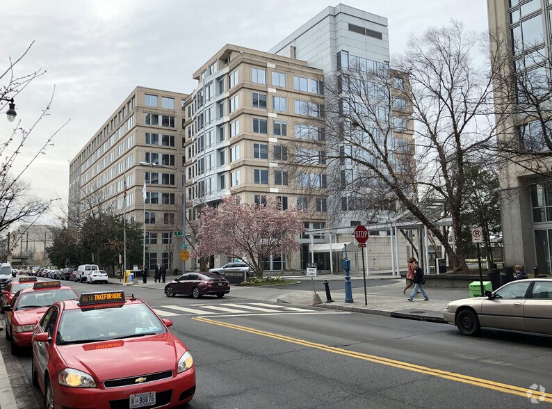 250 E St SW, Washington, DC à louer - Photo de l’immeuble – Image 1 sur 10