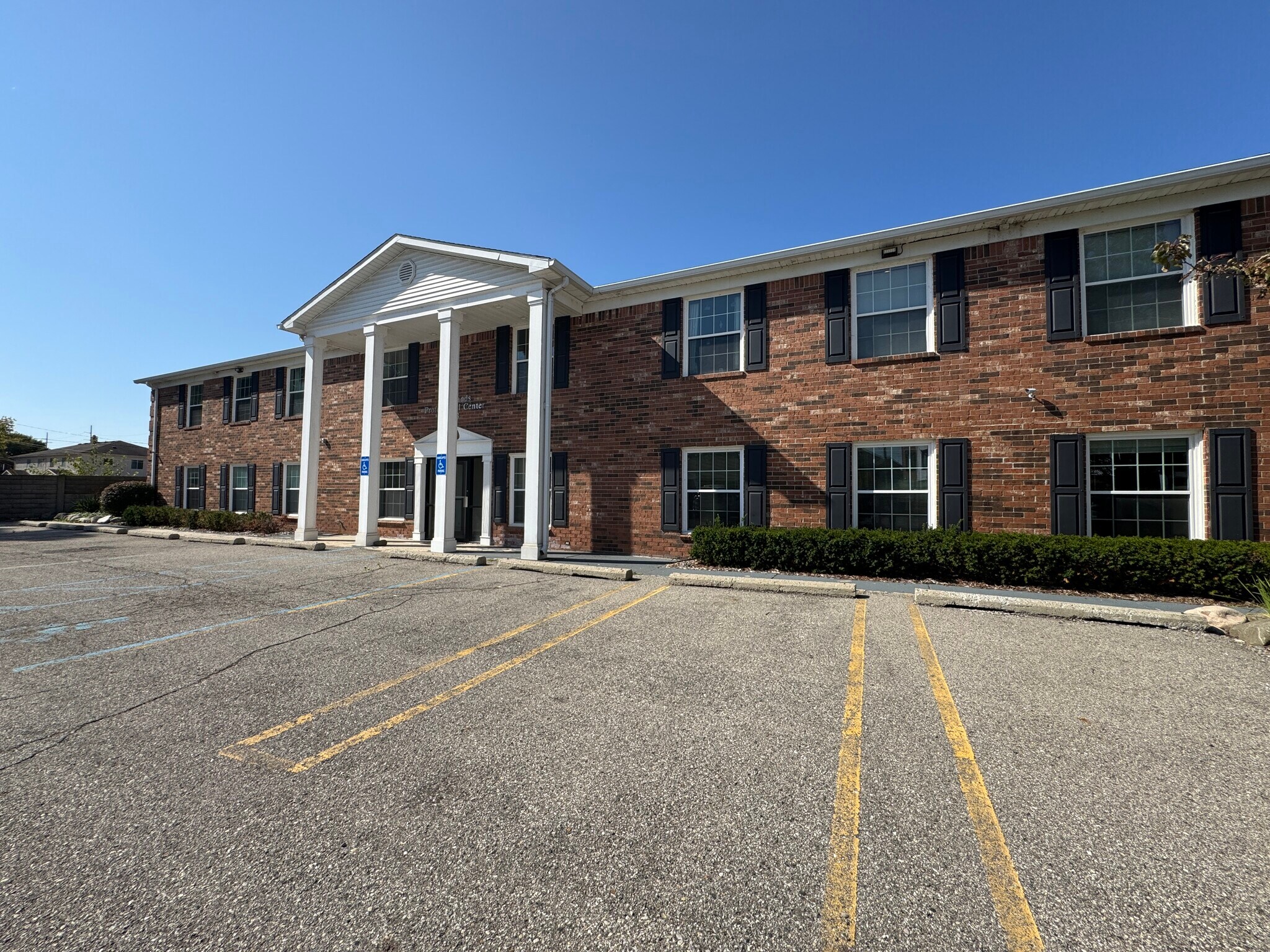 8123 Grand River Rd, Brighton, MI à vendre Photo de l’immeuble– Image 1 sur 19