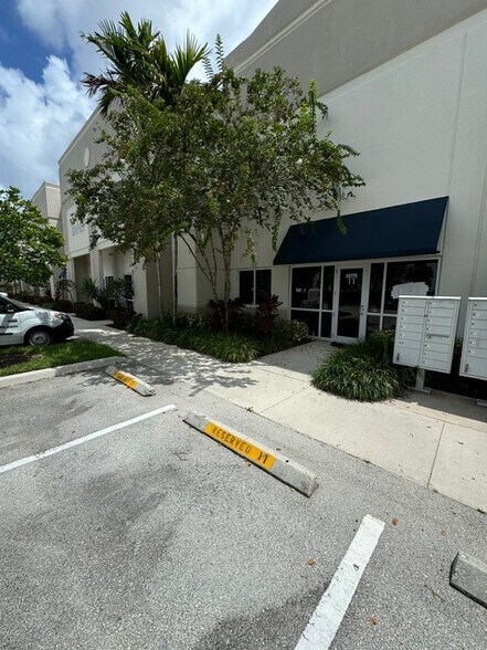 2450 W Sample Rd, Pompano Beach, FL à louer - Photo de l’immeuble – Image 3 sur 8