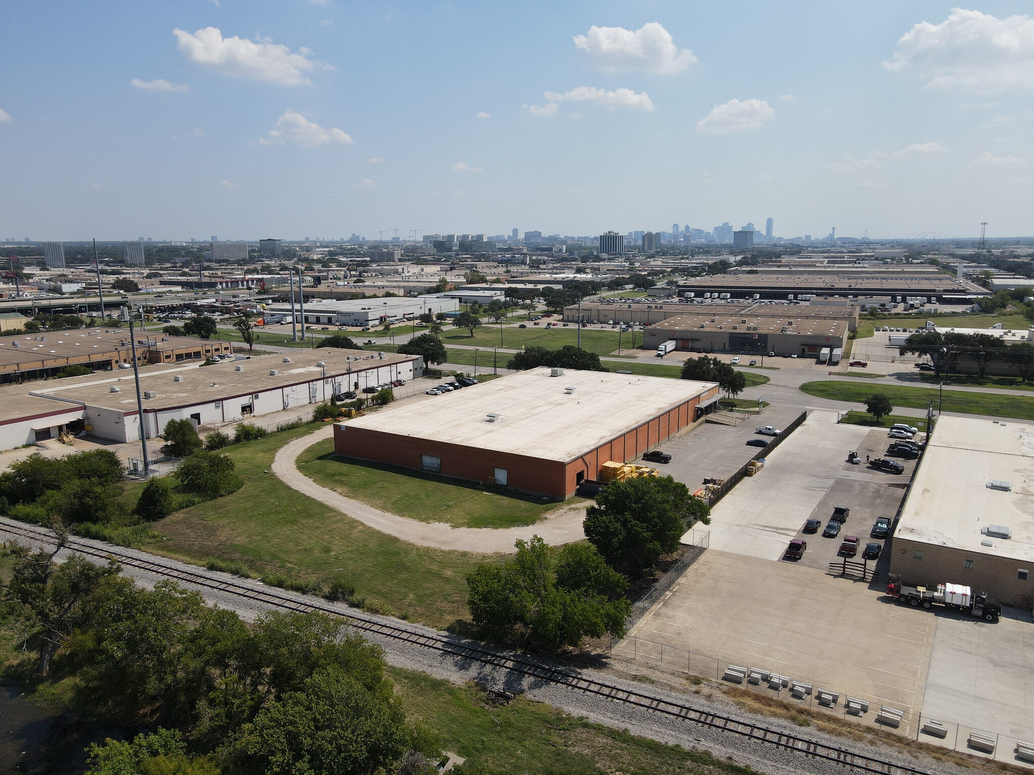 909 Regal Row, Dallas, TX à louer Photo de l’immeuble– Image 1 sur 2