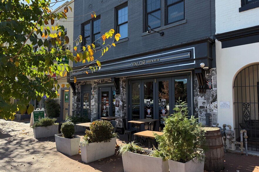 723 8th St SE, Washington, DC à vendre - Photo de l’immeuble – Image 3 sur 18
