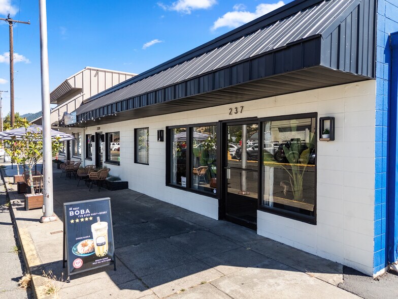 237 SE G St, Grants Pass, OR à vendre - Photo de l’immeuble – Image 1 sur 34