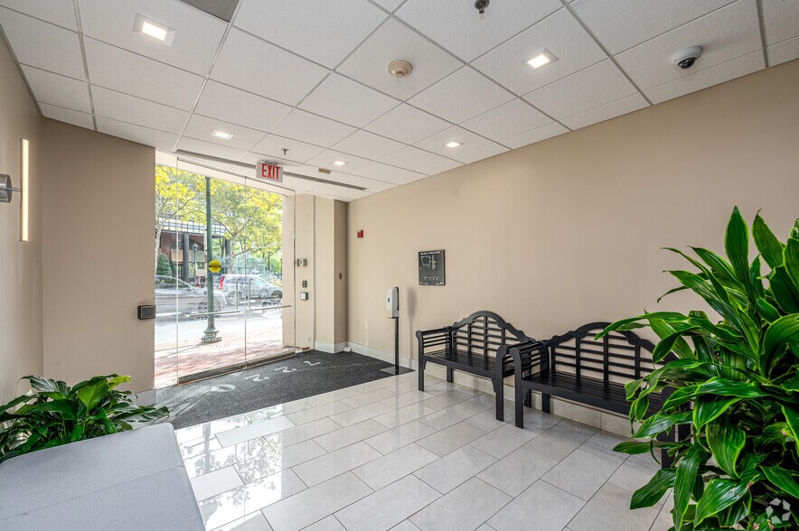 7220 Wisconsin Ave, Bethesda, MD à louer - Hall d’entrée – Image 3 sur 26