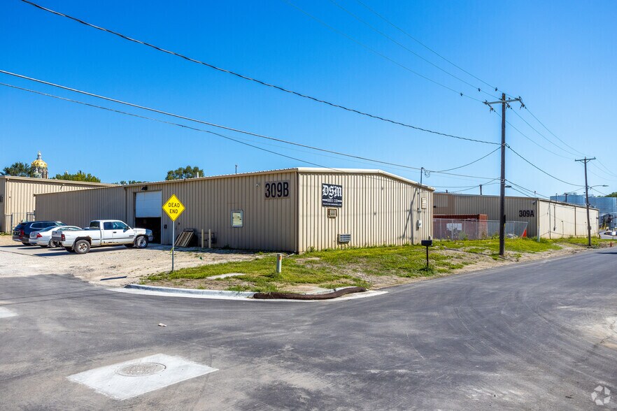 SE 8th St. Warehouses portefeuille de 2 biens à vendre sur LoopNet.fr - Photo principale – Image 2 sur 2