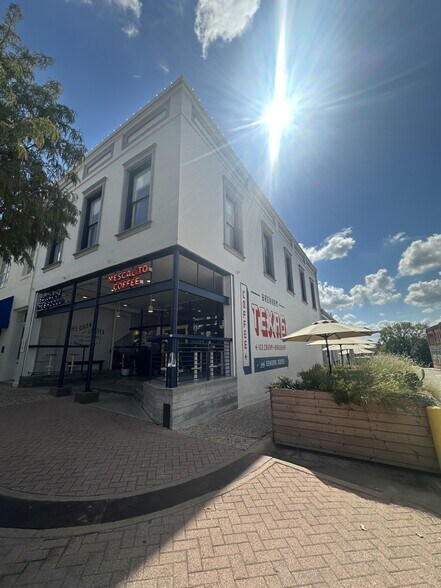 100-102 E Alamo St, Brenham, TX à louer - Photo de l’immeuble – Image 1 sur 11