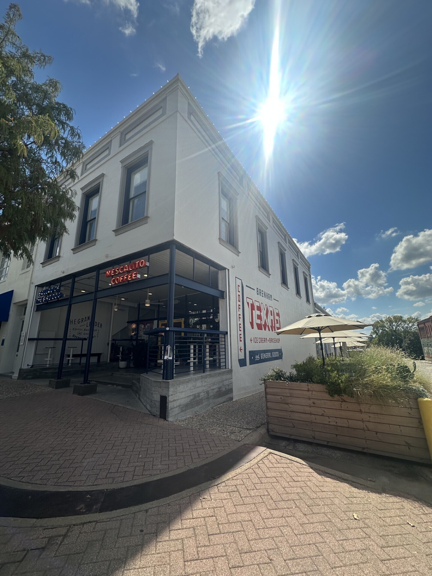 100-102 E Alamo St, Brenham, TX à louer Photo de l’immeuble– Image 1 sur 12