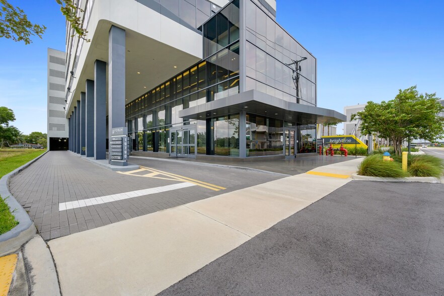 19790 W Dixie Hwy, Aventura, FL à louer - Photo de l’immeuble – Image 3 sur 22