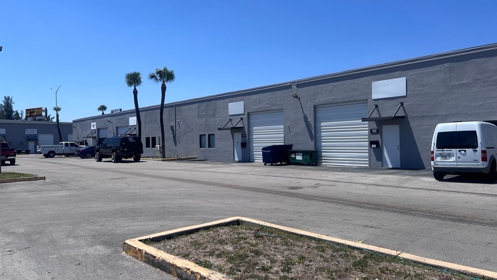 7705-7735 NW 75th Ave, Medley, FL à louer Photo de l’immeuble– Image 1 sur 5