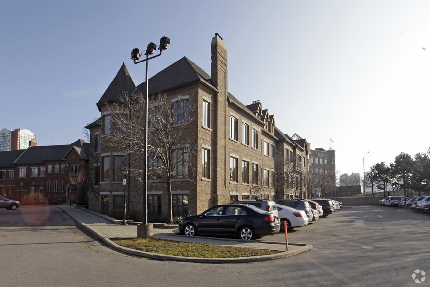 28-34 Village Centre Pl, Mississauga, ON à louer - Photo de l’immeuble – Image 3 sur 15