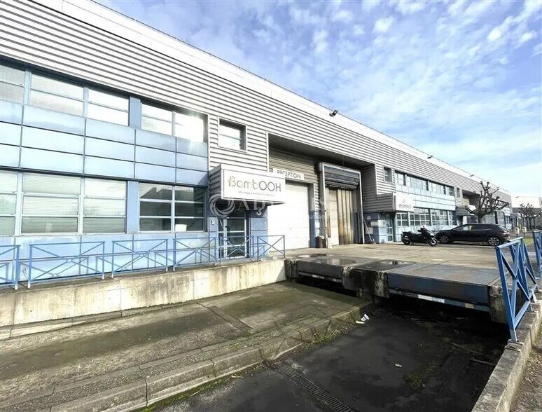 Local d’activités dans La Courneuve à louer - Photo de l’immeuble – Image 3 sur 12