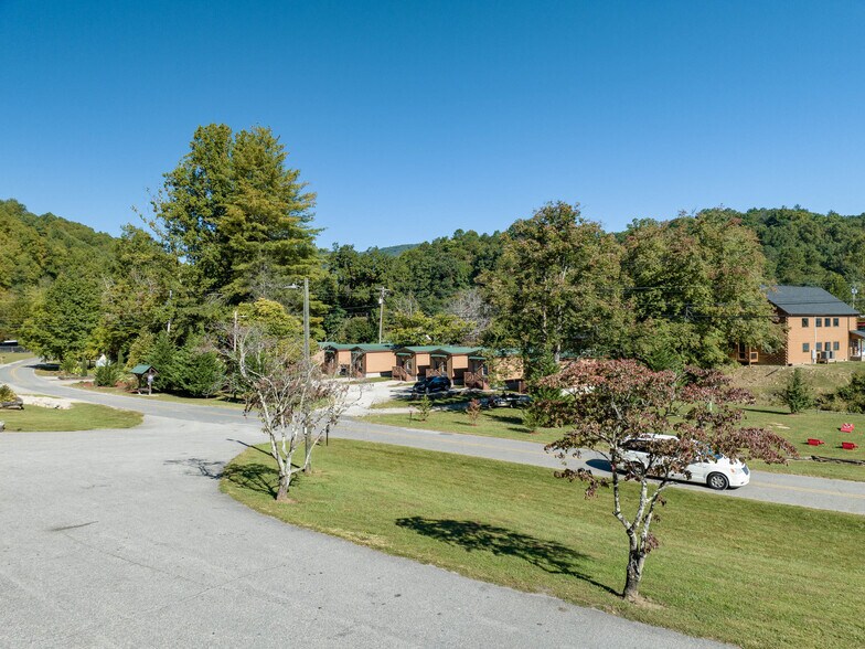 125 Tee Pee Dr, Whittier, NC à vendre - Photo de l’immeuble – Image 2 sur 180