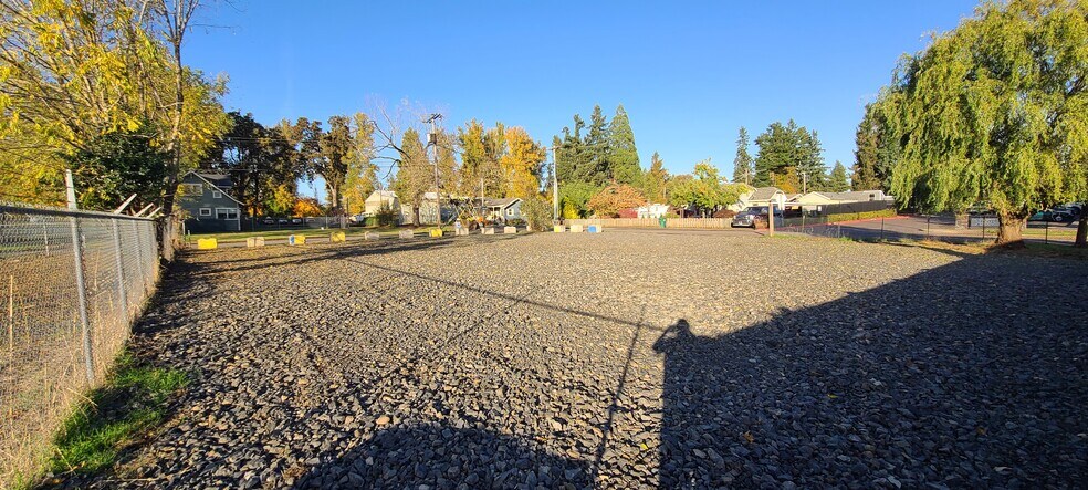 328 Fossholm St NE, Silverton, OR à louer - Photo de l’immeuble – Image 3 sur 3