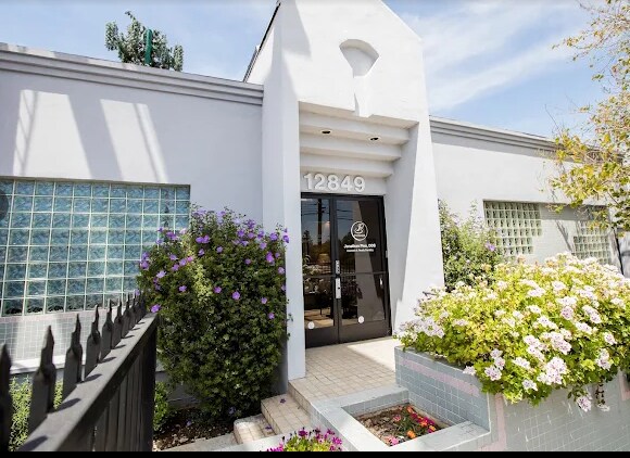 12849 Magnolia Blvd, Van Nuys, CA à vendre - Photo principale – Image 1 sur 13