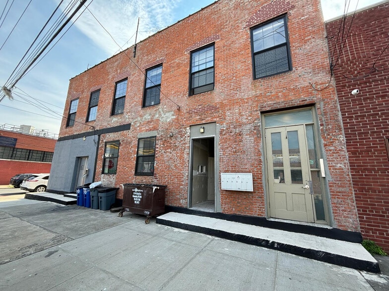 27 Coffey St, Brooklyn, NY à louer - Photo de l’immeuble – Image 2 sur 37