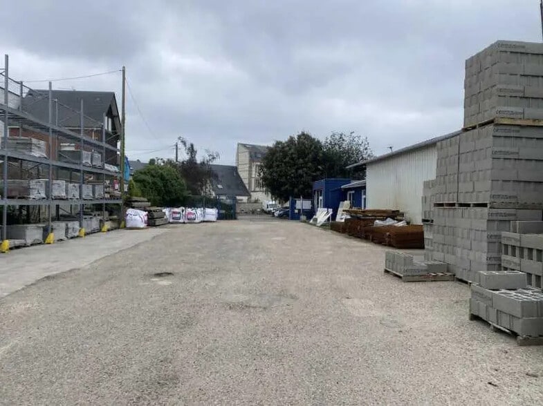 Local d'activités dans Le Petit-Quevilly à vendre - Photo de l’immeuble – Image 3 sur 5
