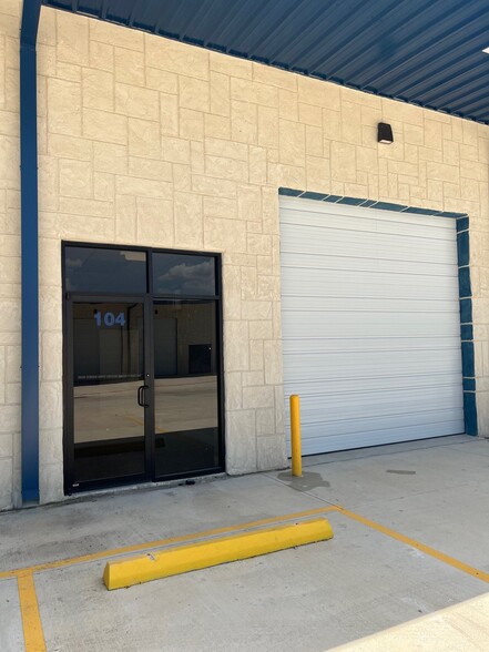 13215 JUDSON RD, San Antonio, TX à louer - Photo de l’immeuble – Image 2 sur 13