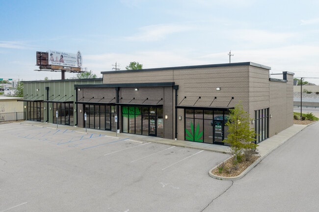Plus de détails pour 1560 Veterans Memorial Pkwy, Saint Charles, MO - Local commercial à louer