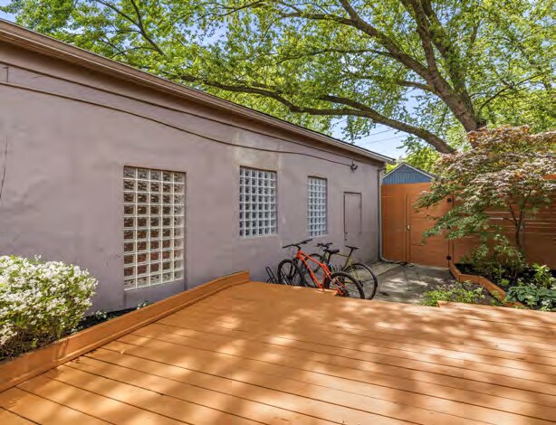 121 Logan Av, Toronto, ON à vendre - Photo de l’immeuble – Image 3 sur 17