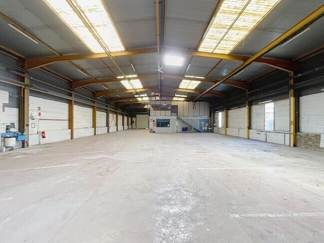 Plus de détails pour 5 Allée Des Erables, Vénissieux - Local d'activités à louer