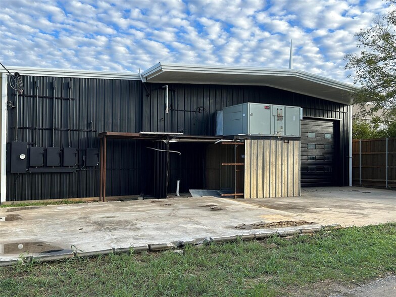 117 N 2nd St, Krum, TX à louer - Photo de l’immeuble – Image 3 sur 10