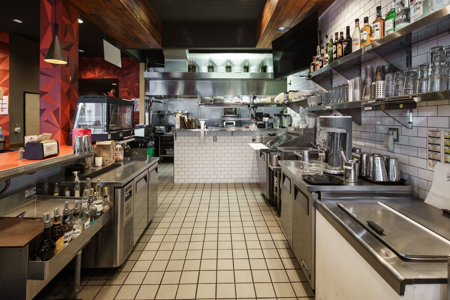 4905 SE Woodstock Blvd, Portland, OR à vendre - Photo intérieure – Image 2 sur 22