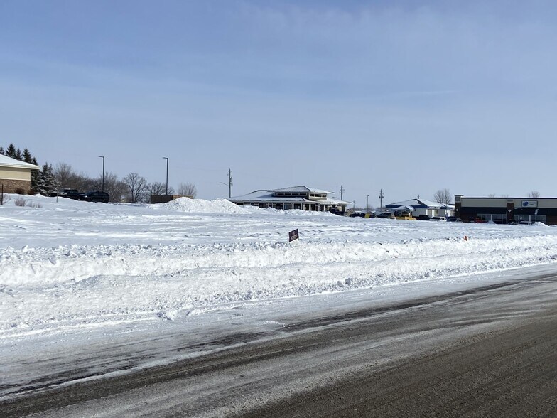 NE Landmark Dr, Owatonna, MN à vendre - Photo de l’immeuble – Image 1 sur 2