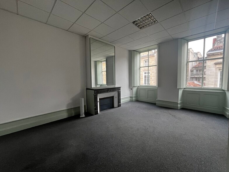 Bureau dans Bordeaux à louer - Photo de l’immeuble – Image 2 sur 7
