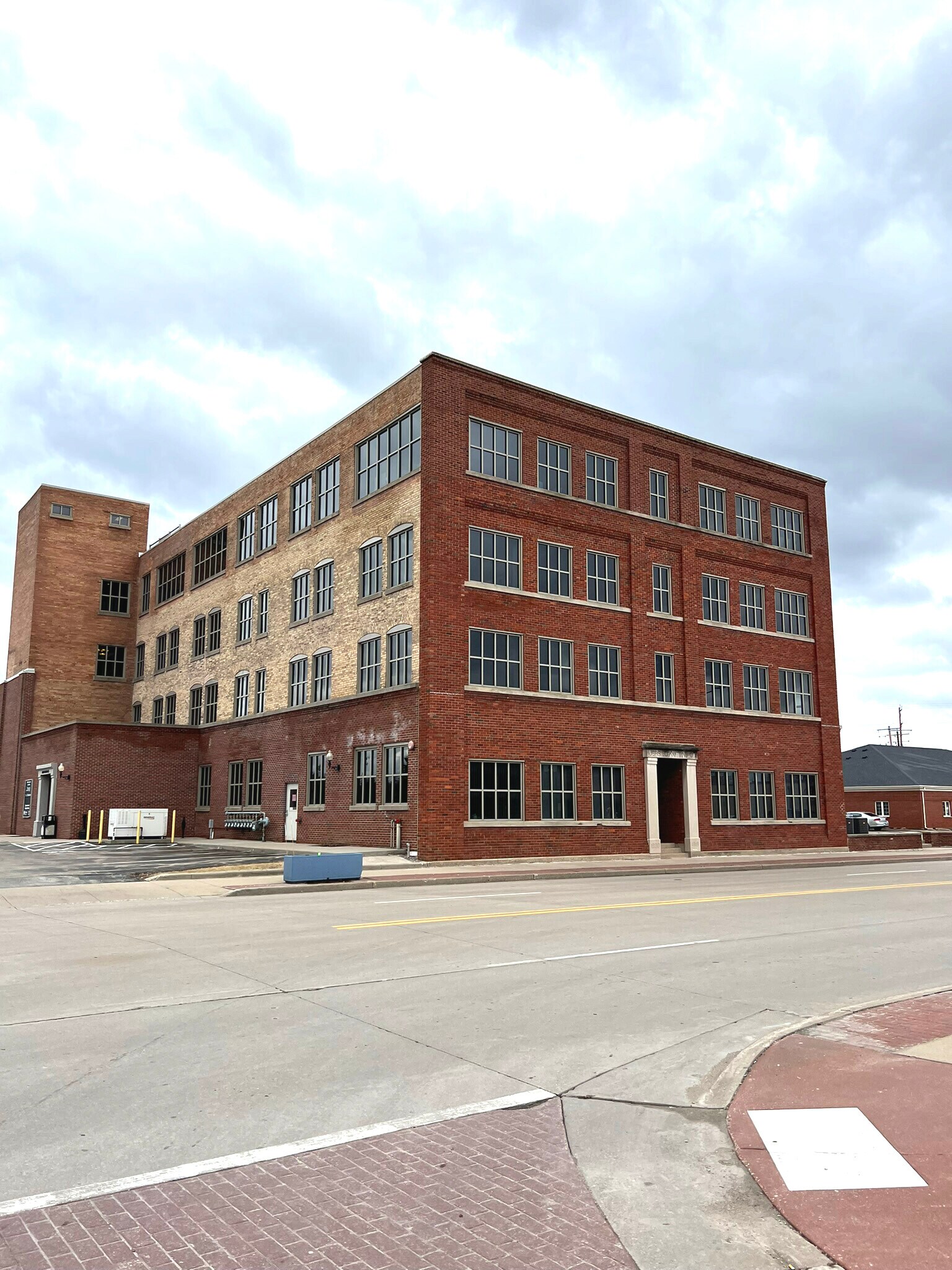 333 N Commercial St, Neenah, WI à louer Photo de l’immeuble– Image 1 sur 8