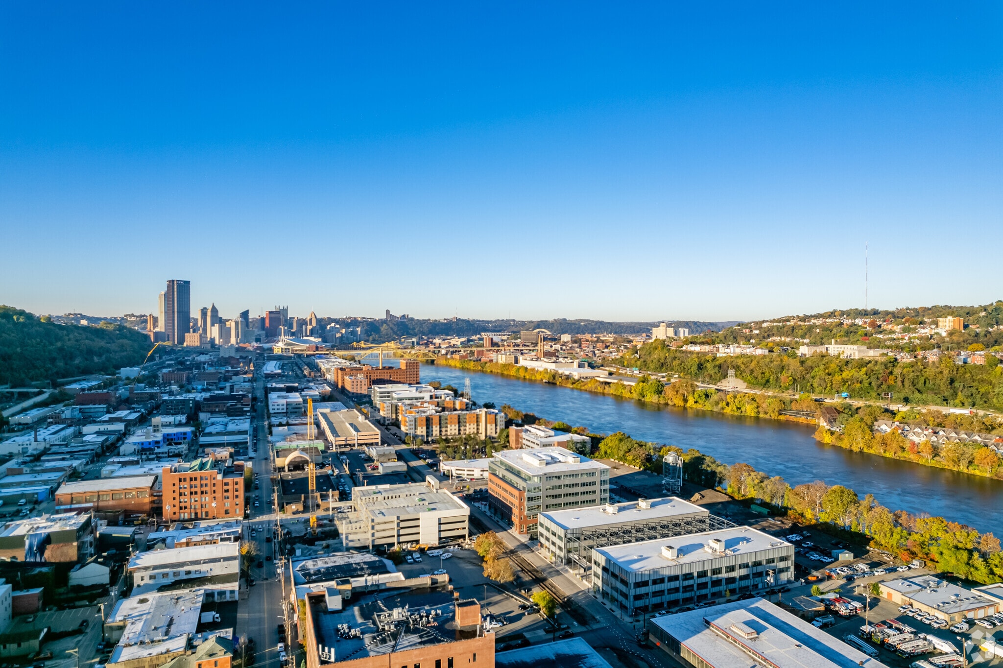 2865 Railroad St, Pittsburgh, PA à louer Photo principale– Image 1 sur 2