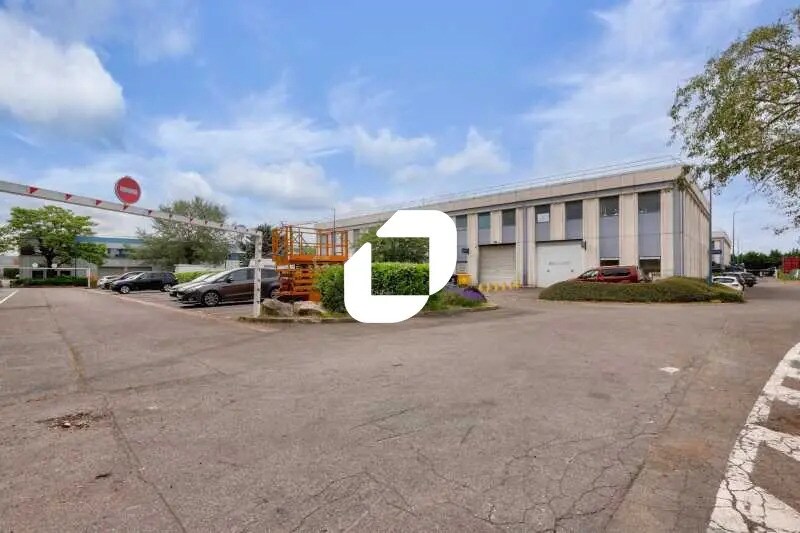 Local d’activités dans Aulnay-sous-Bois à louer - Photo de l’immeuble – Image 1 sur 17