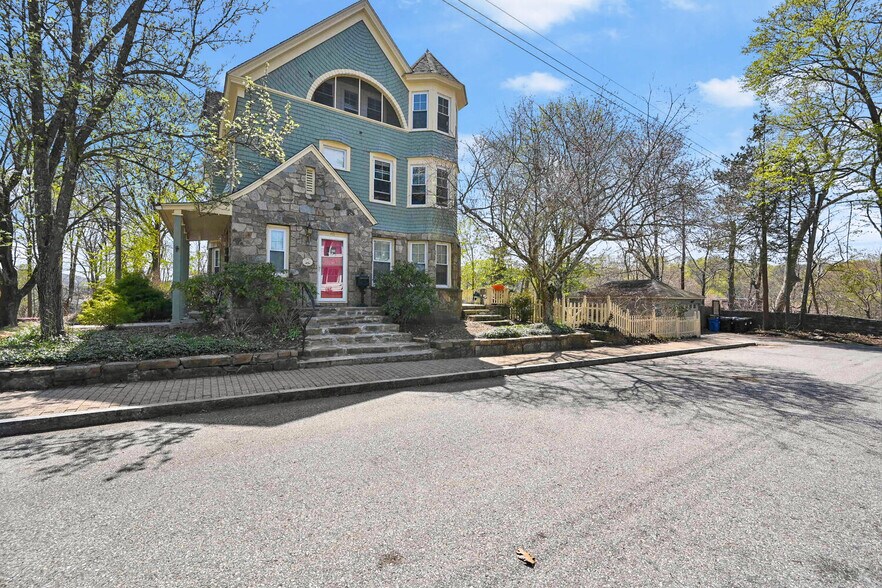 40 Maple Grove Ave, Norwich, CT à vendre - Photo de l’immeuble – Image 3 sur 6