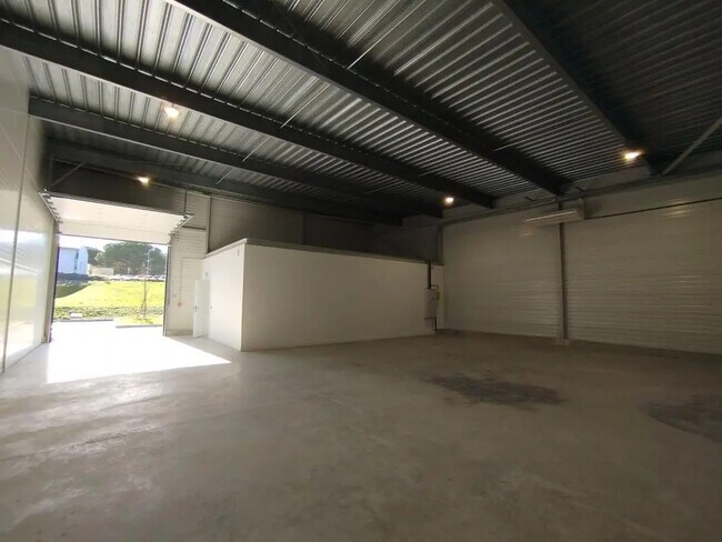 Plus de détails pour 2 Bis Avenue Roland Garros, Sainte-Foy-d'Aigrefeuille - Bureau, Local d'activités à louer