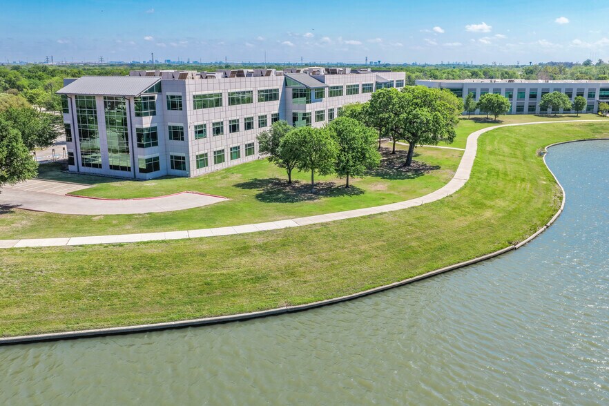 2850 Lake Vista Dr, Lewisville, TX à louer - Photo de l’immeuble – Image 2 sur 10
