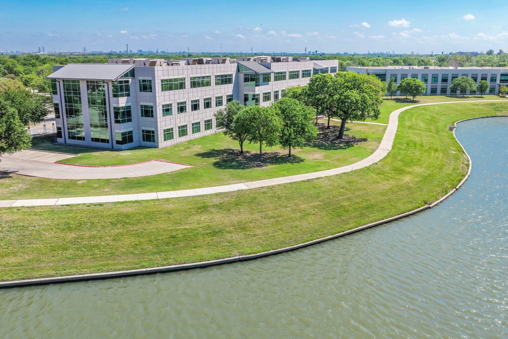 2850 Lake Vista Dr, Lewisville, TX à louer Photo de l’immeuble– Image 1 sur 10