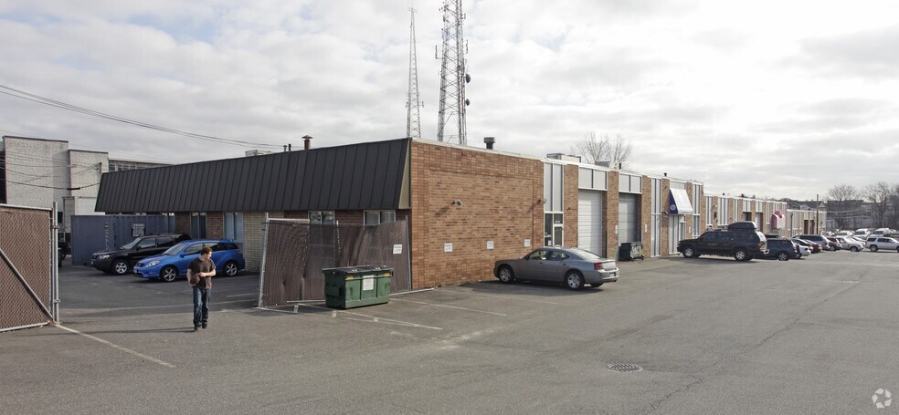 121 DuPont St, Plainview, NY à vendre - Photo principale – Image 1 sur 2