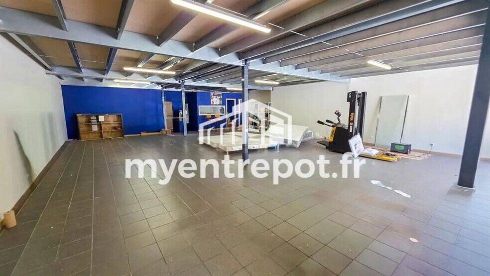 Local d’activités dans Gémenos à louer - Photo de l’immeuble – Image 3 sur 7