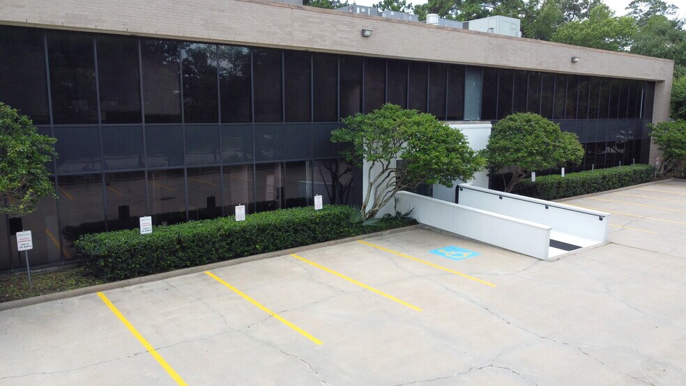 2313 Timber Shadows Dr, Kingwood, TX à vendre - Photo de l’immeuble – Image 2 sur 12