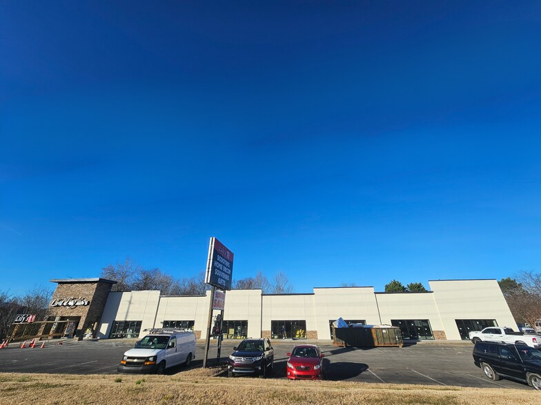 1536 Winfield Dunn Pky, Sevierville, TN à louer - Photo de l’immeuble – Image 3 sur 5