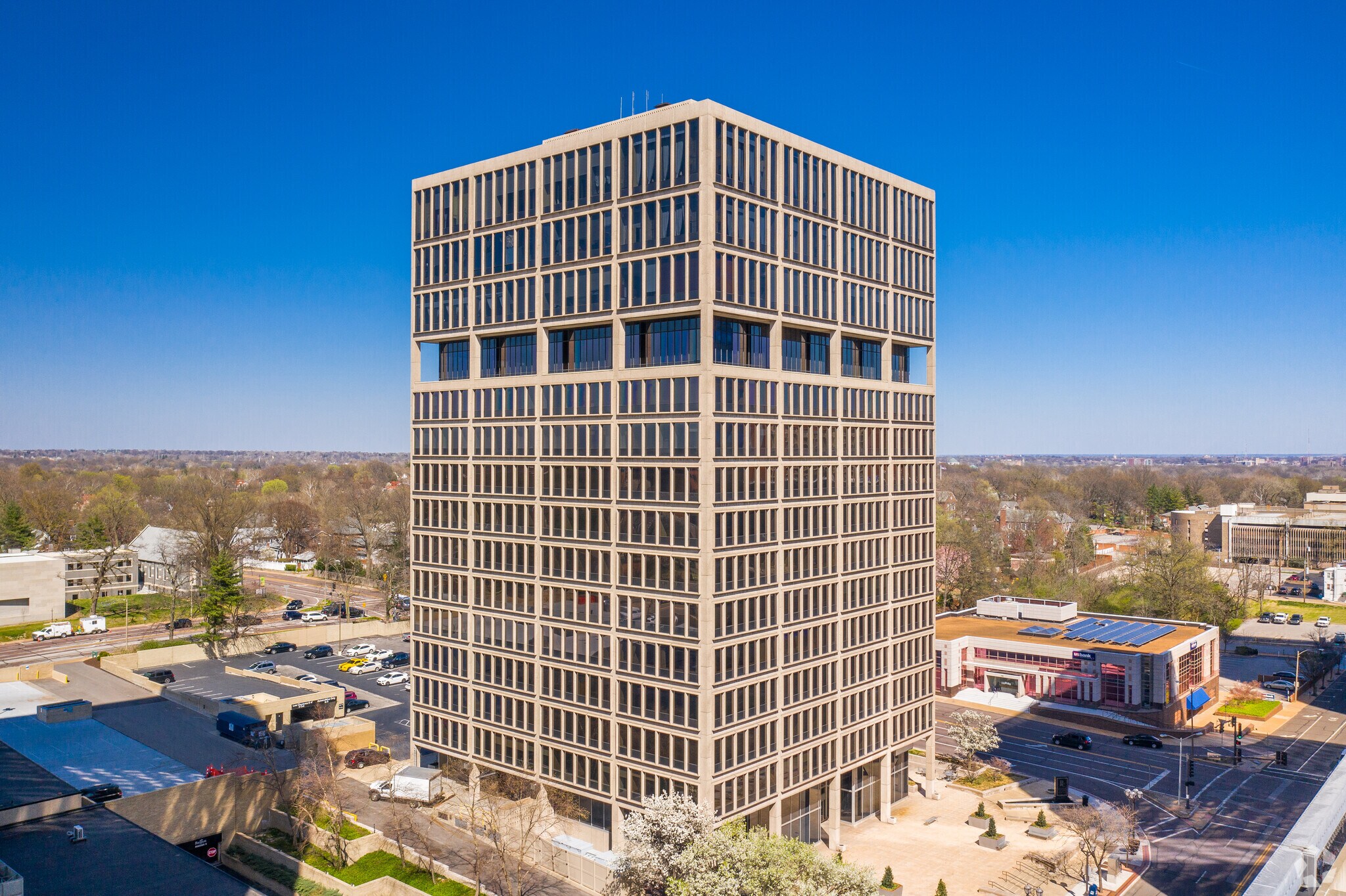 7701 Forsyth Blvd, Clayton, MO à louer Photo principale– Image 1 sur 31