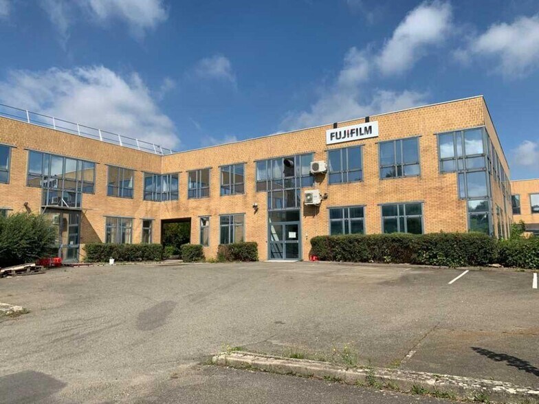 43 Avenue Des 3 Peuples, Montigny-le-Bretonneux à louer - Photo de l’immeuble – Image 1 sur 12