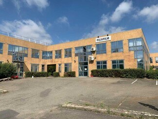 Plus de détails pour 43 Avenue Des 3 Peuples, Montigny-le-Bretonneux - Local d'activités à louer