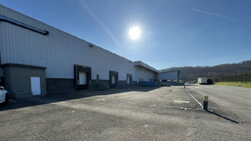 Local d'activités dans Saint-Quentin-Fallavier à vendre - Photo de l’immeuble – Image 1 sur 9