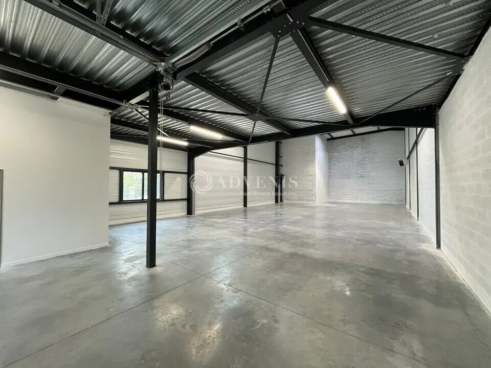 Local d'activités dans Buc à vendre Photo intérieure– Image 1 sur 9