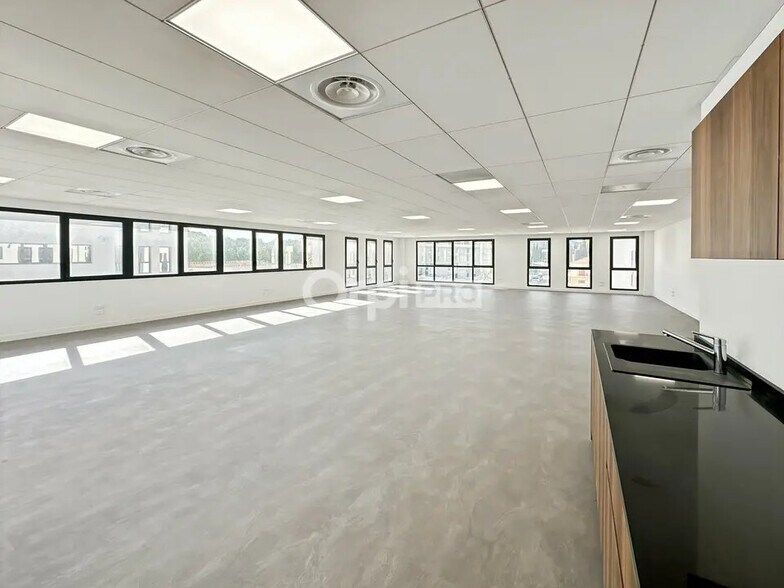 Bureau dans Aubagne à louer - Photo de l’immeuble – Image 1 sur 6