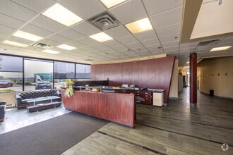 2103-2167 Boul Dagenais O, Laval, QC à louer Photo intérieure– Image 2 sur 4