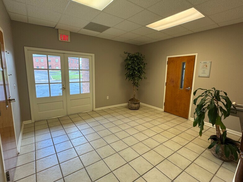 882 Willow Tree Cir, Cordova, TN à louer - Photo de l’immeuble – Image 2 sur 6