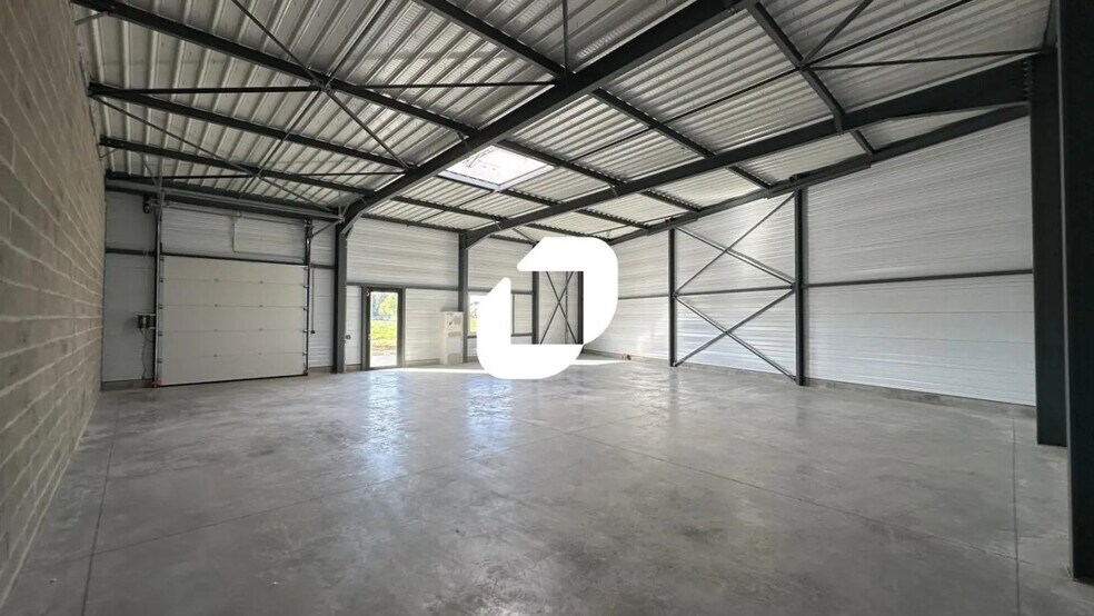 Local d’activités dans  à louer - Photo intérieure – Image 3 sur 9